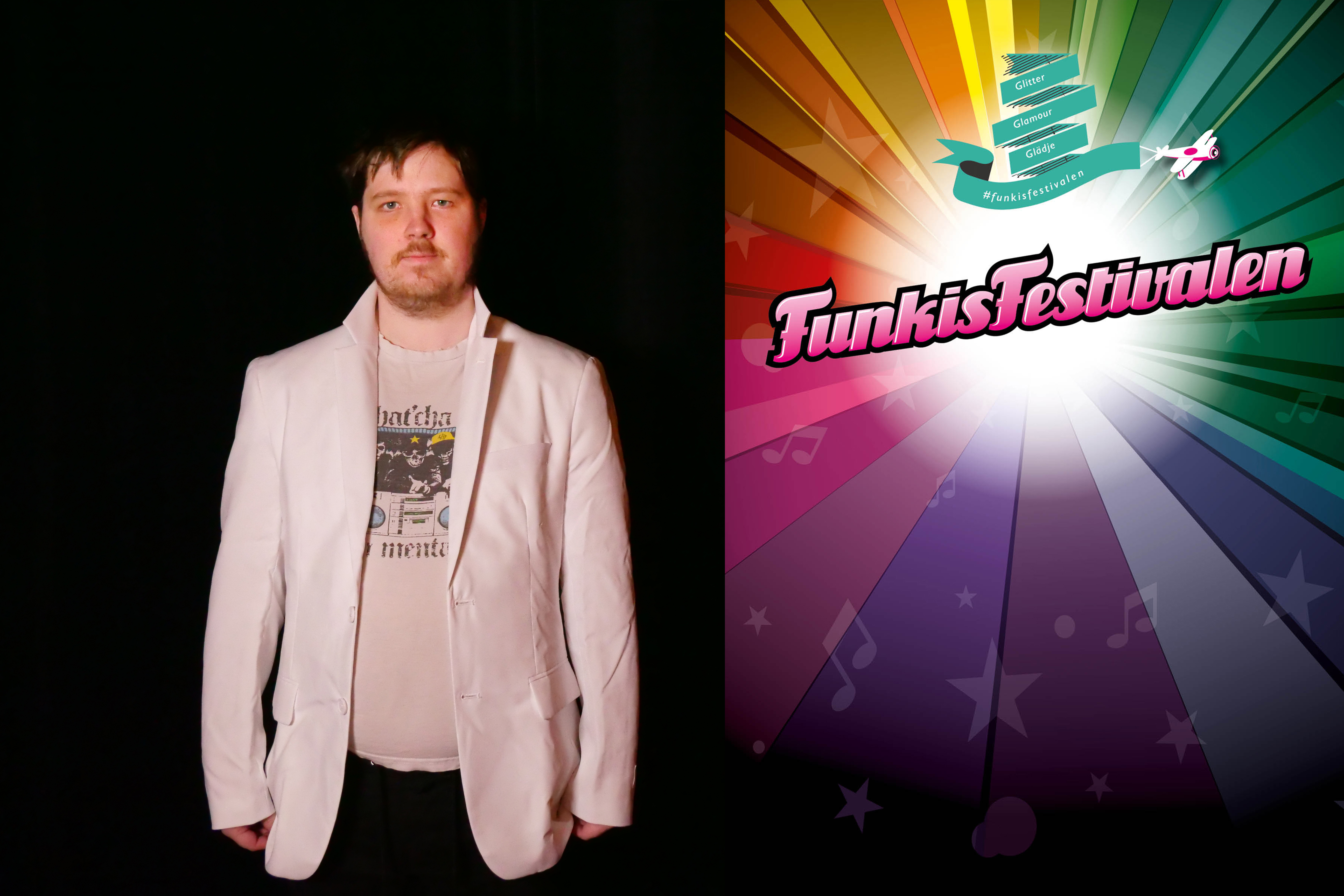 En bild på en kille bredvid en roll-up med Funkisfestivalens logga