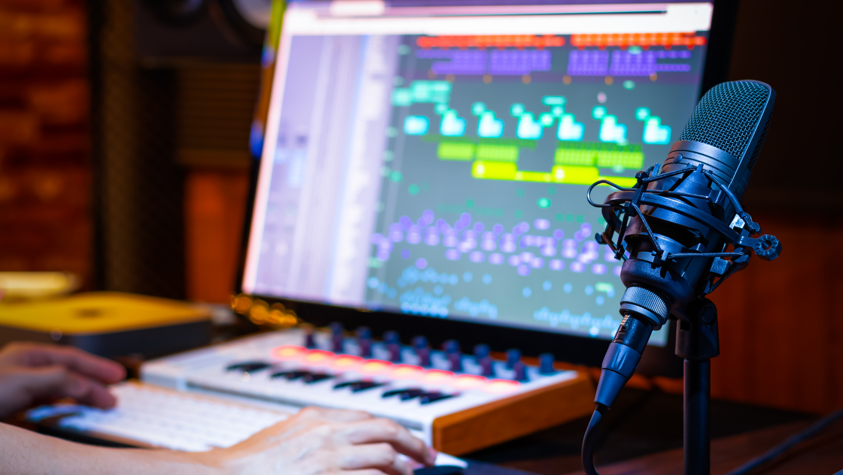 En musikproduktions studio. En mikrofon och en dator.