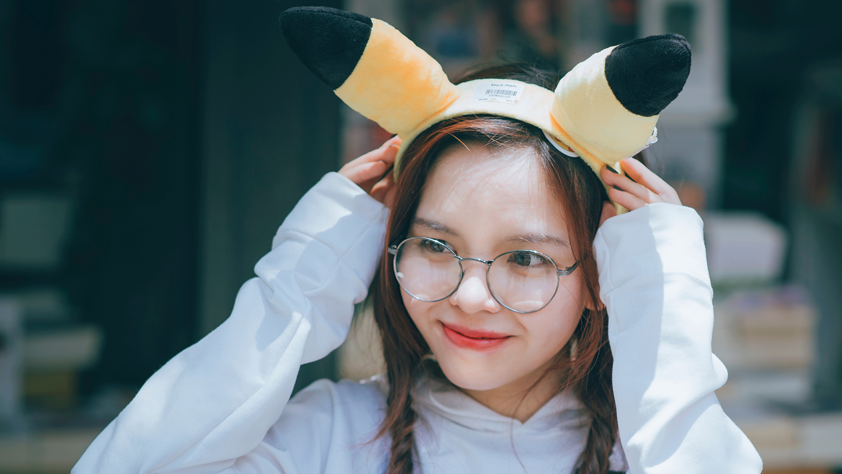 en tjej med pikachu öron