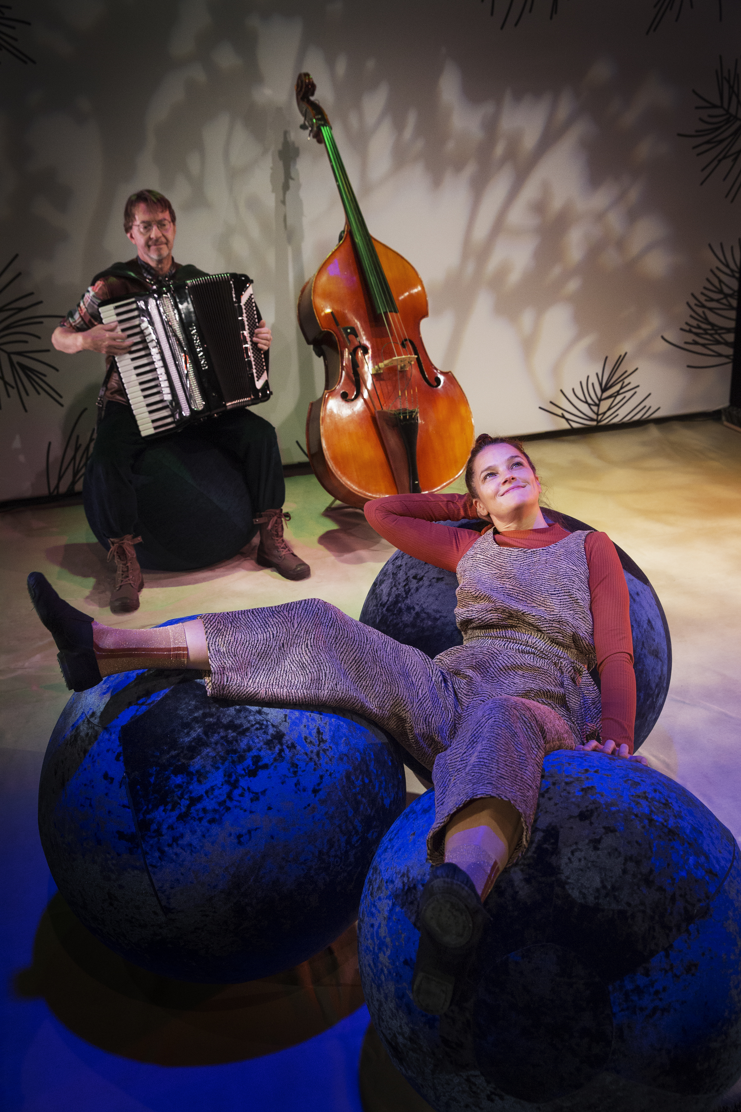 De två karaktärerna i föreställningen med stora blåbär och musikinstrument