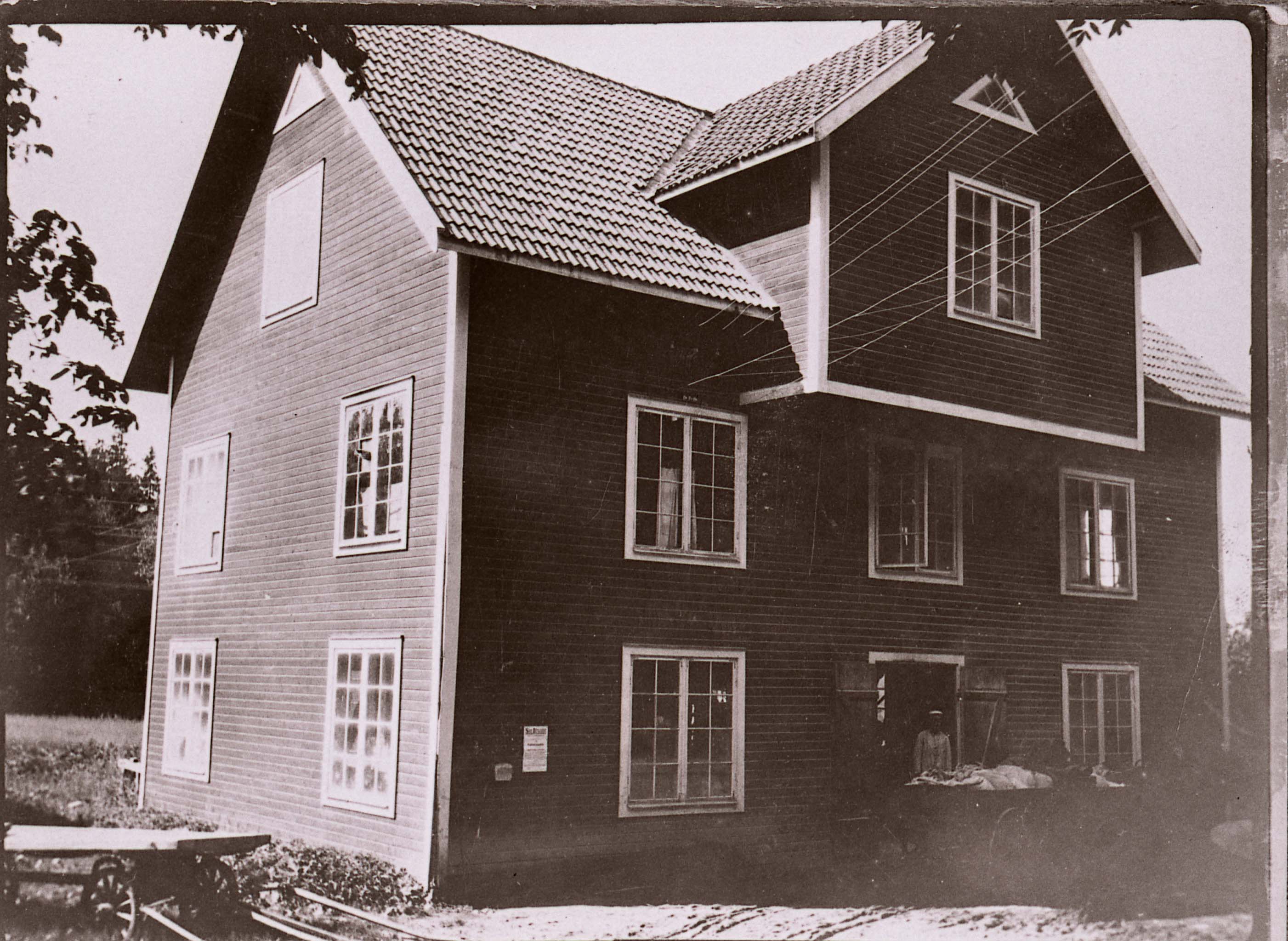 Äldre fotografi på Aspviks kvarn. Kvarnbyggnaden brann omkring 1970.