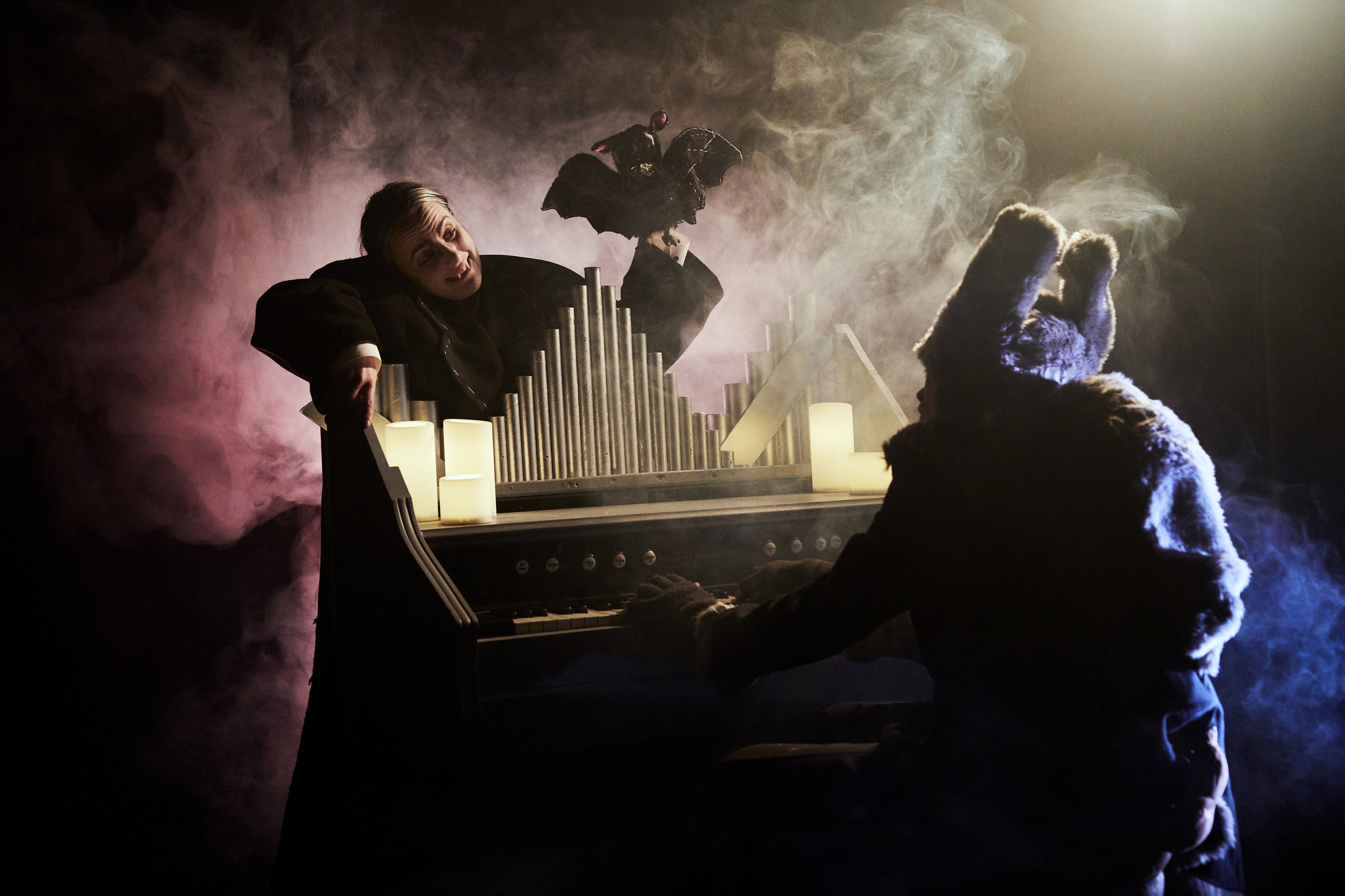 Fladderfredrik och vampyren Nosferatu framför en orgel