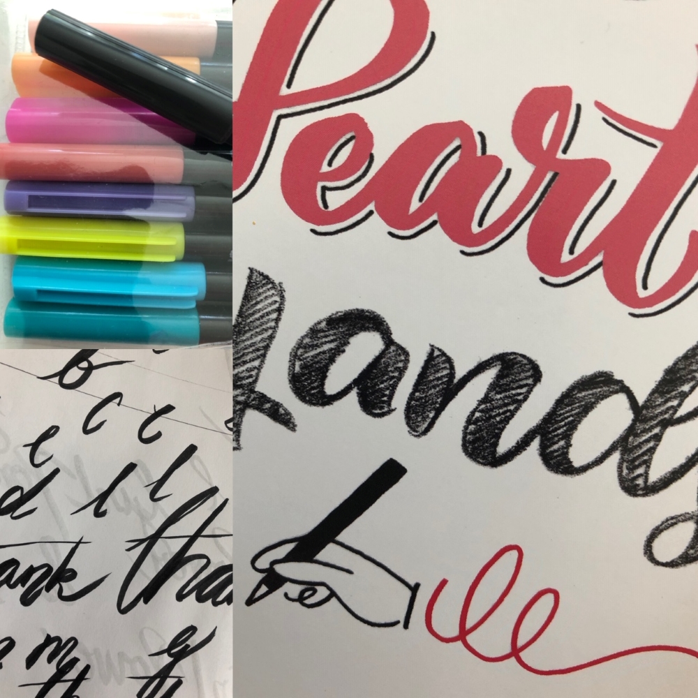 Textade ord i olika färger och pennor på ett bord