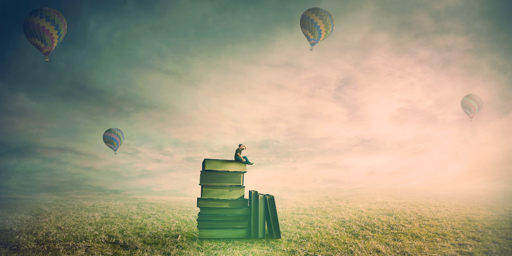 En surrealistisk bild. En hög med böcker står mitt i en gräsfält. På böckerna sitter en liten människa. Stora moln. Fyra luftballonger svävar i himlen 