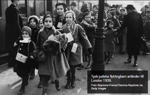 Barn på en perrong från andra världskriget