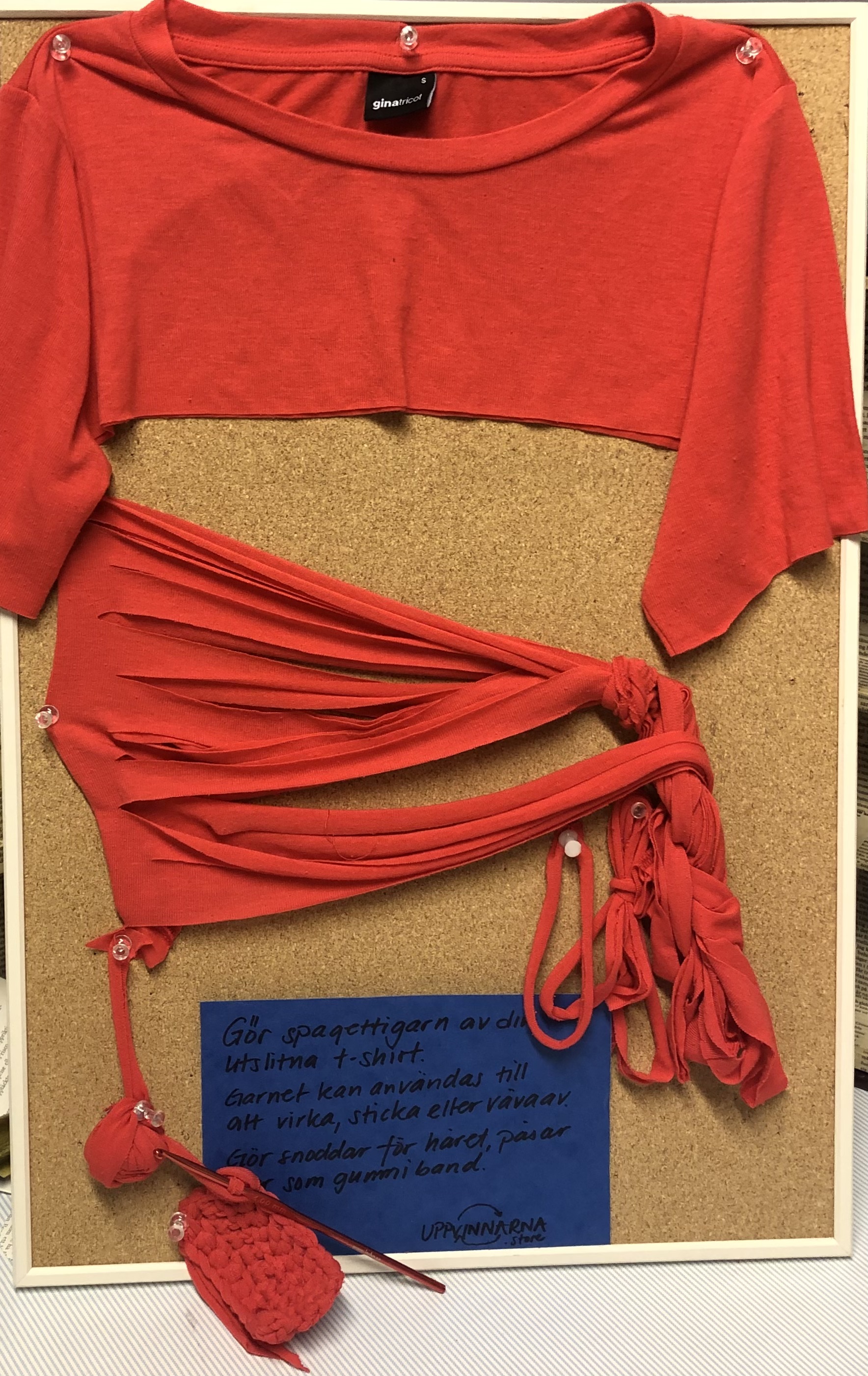 En bild på en röd t-shirt som man har gjort om till ett garnnystan