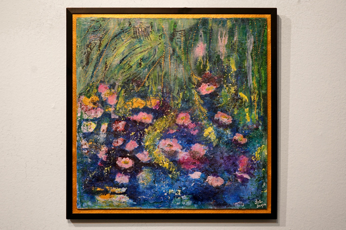 Målning av rosa blommor i blått vatten och grönska runtomkring