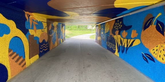 En bild på färgglada gångtunnlar