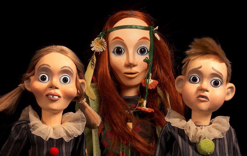 En bild på dockorna Hans, Greta och Häxan.